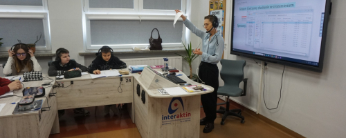 Lekcje języka angielskiego w nowoczesnej pracowni językowej