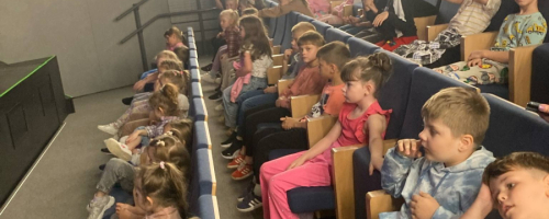 Najmłodsi uczniowie Jedynki w świecie teatru