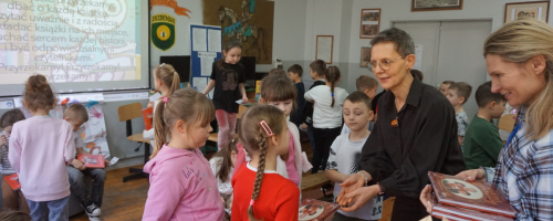 Pasowanie na Czytelnika w klasach pierwszych Jedynki