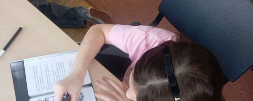 Warsztaty blackout poetry w bibliotece Jedynki