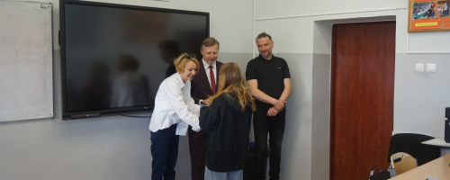 Uczniowie Opatowskiej Jedynki nagrodzeni karnetami na basen