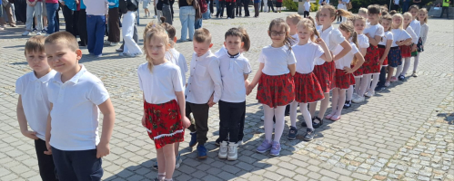 Przedszkolaki z Jedynki zatańczyły belgijkę na opatowskim rynku